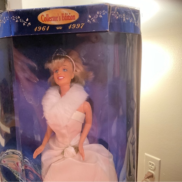 Diana Princess of Wales Doll - Picture 6 of 10
